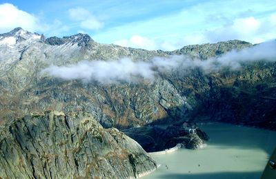 Hüttenversorgung mit Helikopter im Grimselsee